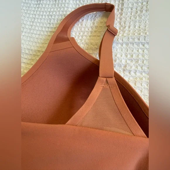 Athleta Ritual Tee Shirt Bra 36D in Coral Orange Soft Padded Smooth No Underwire - Picture 6 of 13